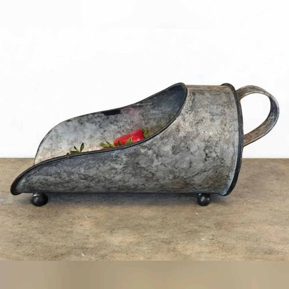 Decorative Metal Scoop Witu Handle And Feet